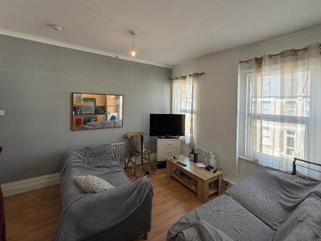C Gilbey Road, London 3 bed flat to rent £2,495 pcm £576 pw
