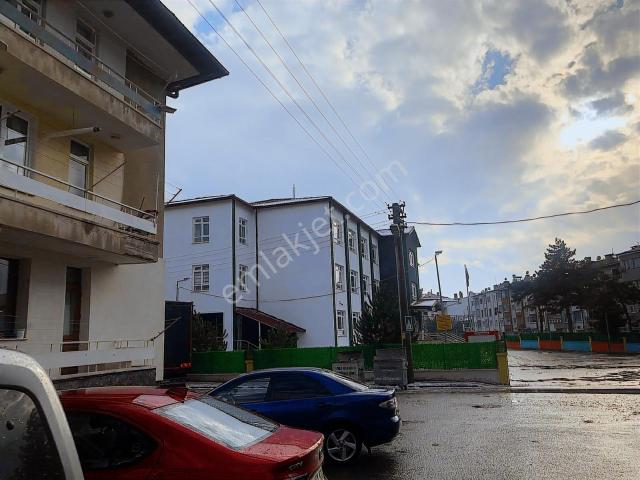 C.k'dan Ülkü İlköğretim Okulu Yanında Ara Kat 2+1 Satılık Daire