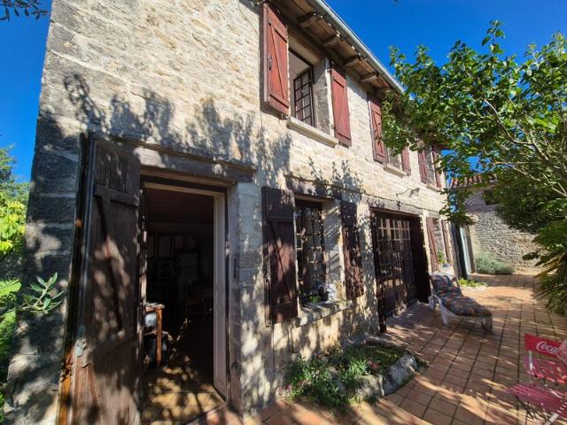 Corps de Ferme avec plusieurs maisons et nombreuses dépendances