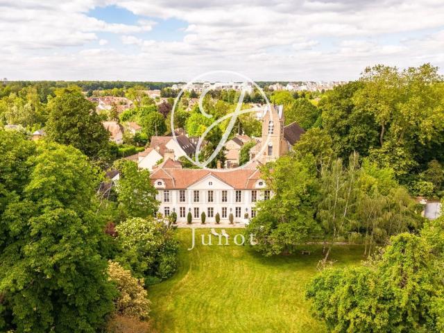 Cœur de village à une heure de Paris Remarquable Manoir. 659m² Maincy