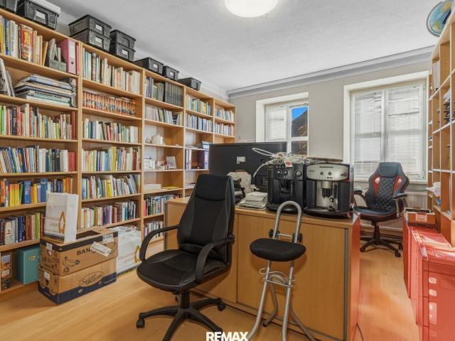 Ca. 400 m² Wohnfläche Plus Weitere Ca. 710 m² Nutzfläche mit Viel Potenzial!