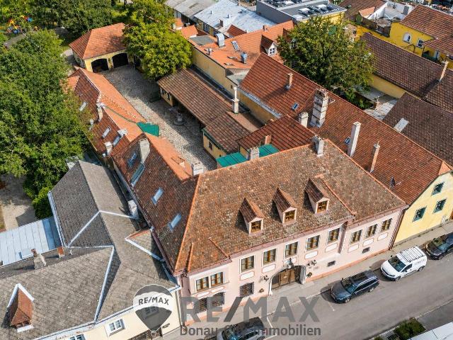 Ca. 400 m² Wohnfläche plus weitere ca. 800 m² Nutzfläche mit viel Potenzial!