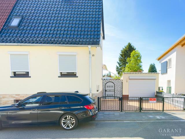 Ca.760 qm Freiheit mitten in Frankenthal: Charismatische Doppelhaushälfte mit riesigem Garten