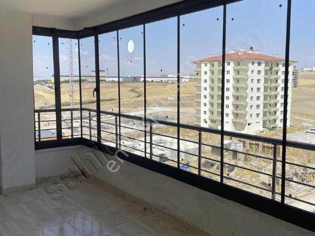 Cam Balkonlu Yapılı Geniş Daire