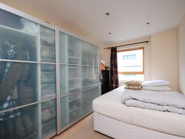Cam Road, Stratford, London, E15 2 bed flat to rent £2,250 pcm £519 pw