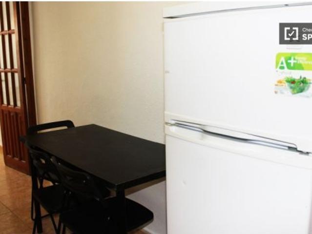 Cama doble en habitación en apartamento de 2 dormitorios cerca de la Universidad Pompeu Fabra