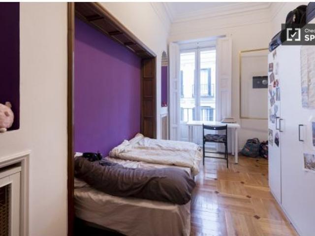 Cama doble en Habitaciones en un colorido y luminoso apartamento de siete habitaciones