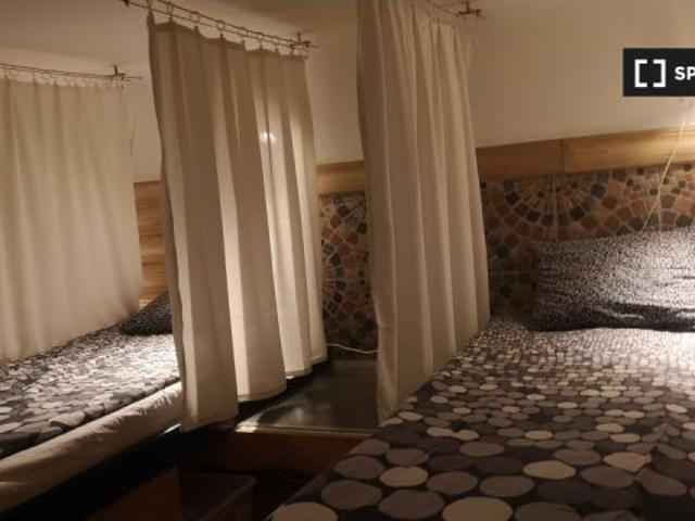 Cama en alquiler en habitación de 6 camas en Budapest