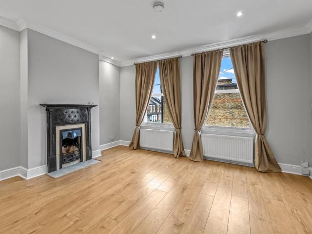 Camac Road, Twickenham, TW2 2 bed apartment to rent £2,250 pcm £519 pw