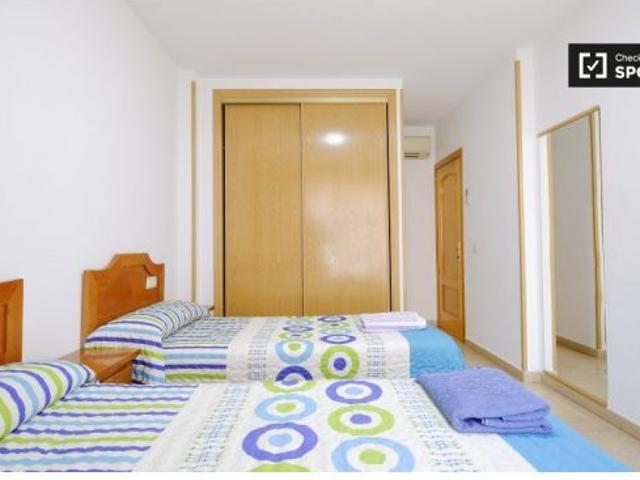 Camas en habitación compartida soleada en residencia en Almagro y Trafalgar