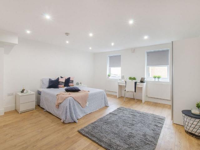 Camberwell Road, Camberwell, London SE5, 3 bed flat to rent, £3,500 pcm | PrimeLocation
