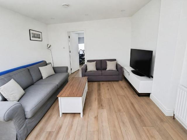 Camberwell Road, London, SE5 2 bed apartment to rent £2,500 pcm £577 pw
