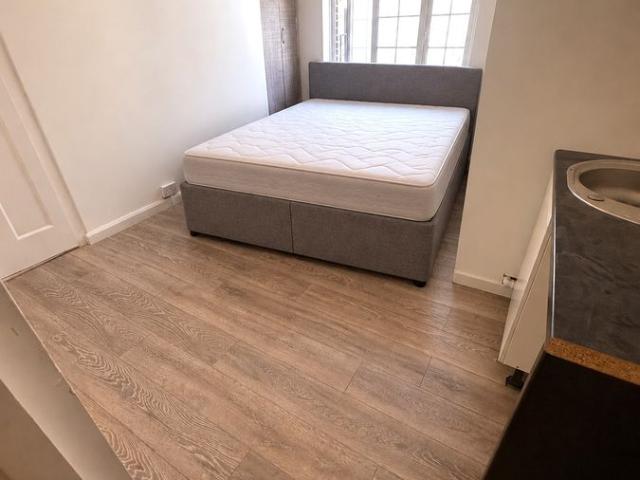 Camberwell Road, London SE5, Studio to rent, £1,200 pcm | PrimeLocation