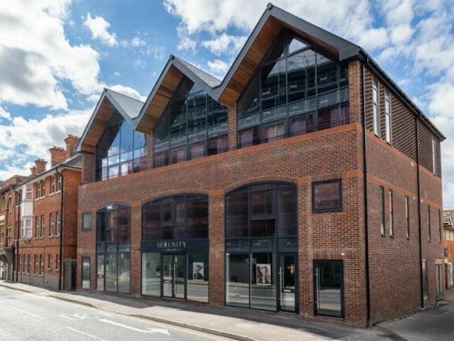 Camberley 2 bed apartment to rent £1,650 pcm £381 pw