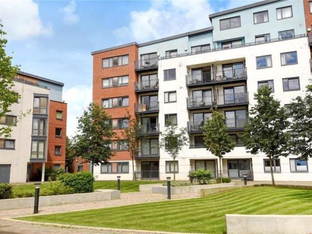 Camberley 2 bed flat to rent £1,350 pcm £312 pw