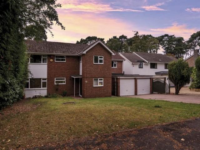 Camberley 5 bed detached house to rent £3,350 pcm £773 pw