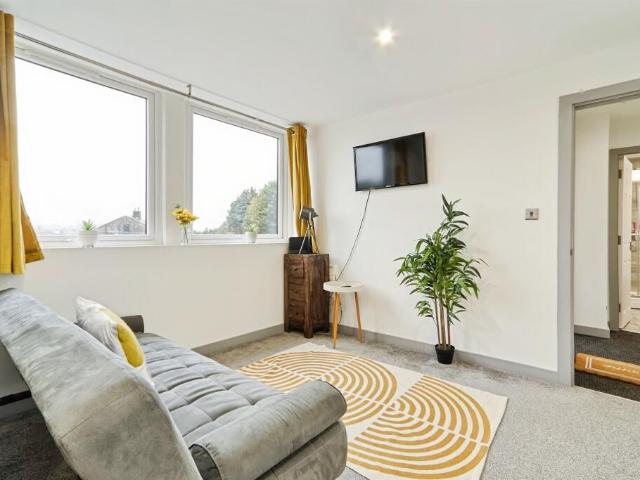 Camberley Avenue, London SW20, 2 bed flat to rent, £2,100 pcm | PrimeLocation