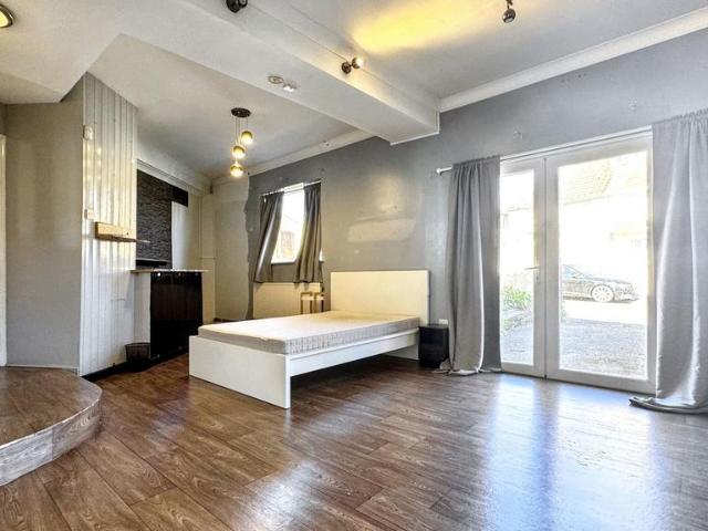 Camberley Road, Bristol BS4 1 bed in a flat share to rent £850 pcm £196 pw