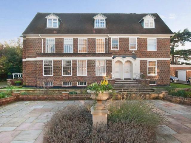 Cambisgate, London, SW19 5AL, United Kingdom | 3 bed townhouse for rent #139266655 | Rentberry