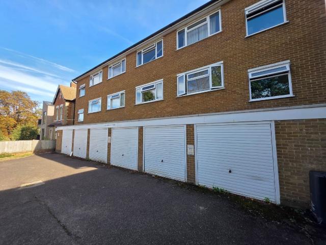 Cambrian Ct, South Park Hill Road, South Croydon CR2, 2 bed flat to rent, £1,700 pcm | PrimeLocation