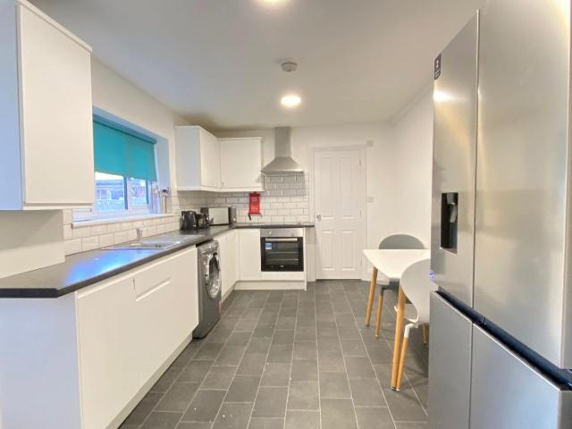 Cambrian Grove, Gravesend, Kent DA11, 3 bed shared accommodation to rent, £600 pcm | PrimeLocation