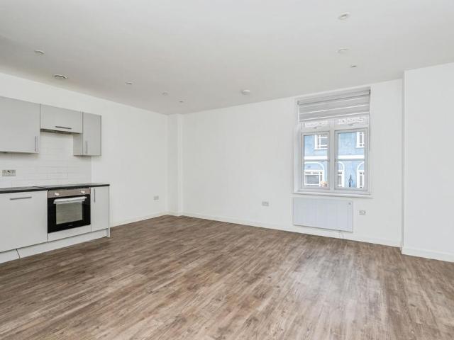 Cambridge Court, Camberley, GU15 2 bed flat to rent £1,475 pcm £340 pw