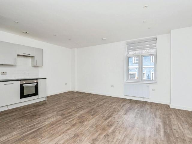 Cambridge Court, Camberley, GU15 2 bed flat to rent £1,530 pcm £353 pw