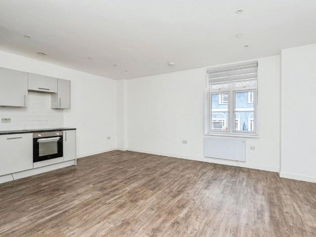 Cambridge Court, Camberley GU15, 2 bed flat to rent, £1,530 pcm | PrimeLocation