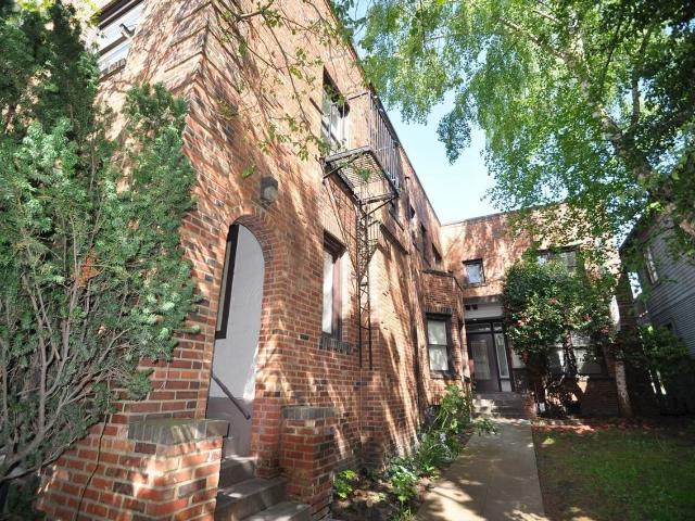 Cambridge Court Studio Apartment for Rent at 220 Belmont Ave E, Seattle, WA 98102 Broadway