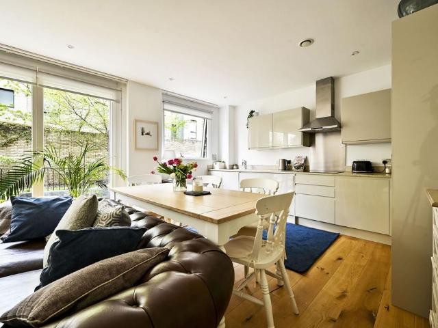 Cambridge Avenue, North Maida Vale. 2 bed flat to rent £3,600 pcm £831 pw