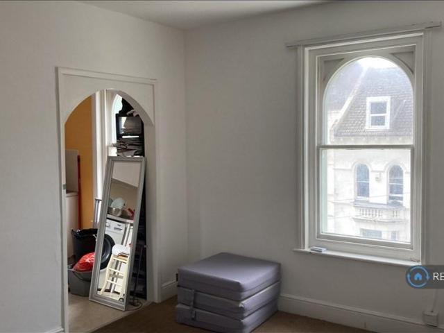 Cambridge Gardens, Hastings, TN34 1 bed in a flat share to rent £690 pcm £159 pw