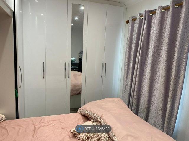 Cambridge, Hounslow TW4, 3 bed flat to rent, £2,300 pcm | PrimeLocation