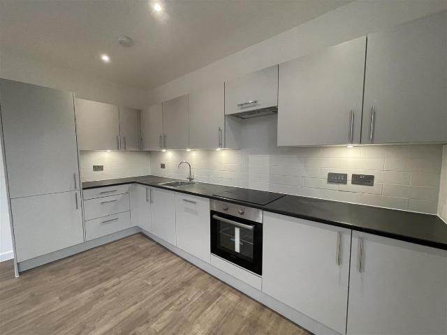 Cambridge Court, Camberley GU15, 2 bed shared accommodation to rent, £1,565 pcm | PrimeLocation