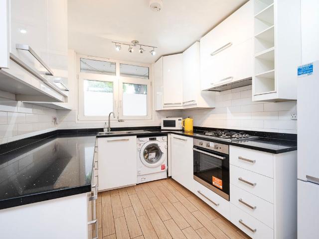 Cambridge Heath Road, Aldgate, London E1, 3 bed flat to rent, £3,500 pcm | PrimeLocation