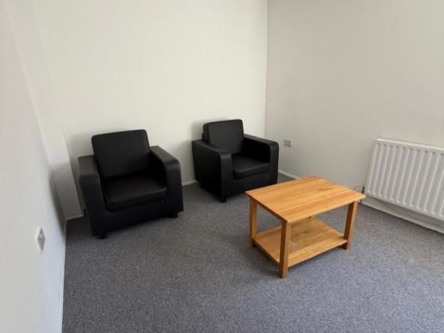 Cambridge Heath Road, Bethnal Green E2, 2 bed maisonette to rent, £2,250 pcm | PrimeLocation