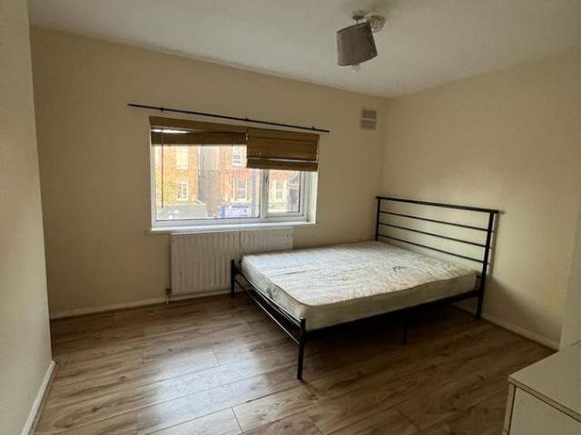 Cambridge Heath Road, Bethnal Green E2, 2 bed maisonette to rent, £2,250 pcm | PrimeLocation