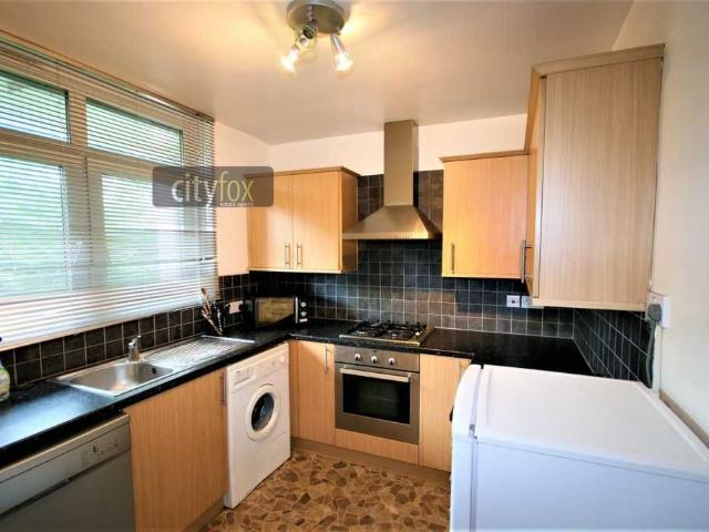 Cambridge Heath Road E1, 3 bed maisonette to rent, £2,850 pcm | PrimeLocation