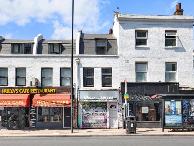 Cambridge Heath Road, London, E2 2 bed apartment to rent £2,200 pcm £508 pw