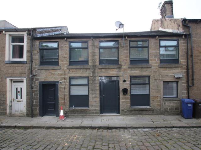 Cambridge Street, Colne 2 bed flat to rent £700 pcm £162 pw