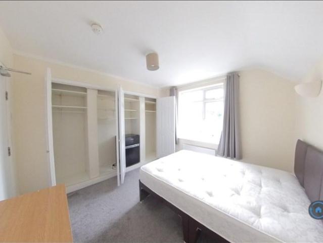Cambridge Road West, Farnborough, GU14 1 bed in a house share to rent £715 pcm £165 pw