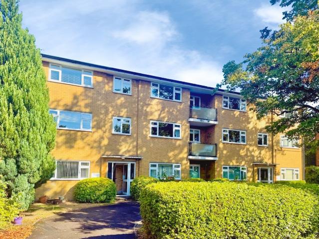 Cambridge Road West, Farnborough GU14, 2 bed flat to rent, £1,300 pcm | PrimeLocation