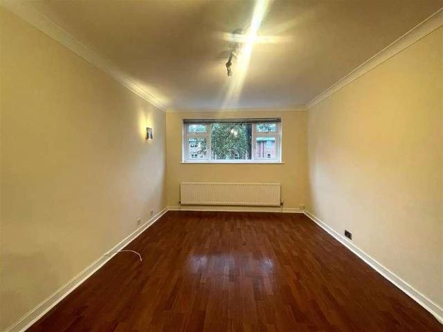 Cambridge Road West, Farnborough, GU14