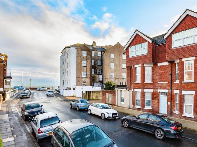 Cambridge Road, Eastbourne, BN22 Studio to rent £600 pcm £138 pw