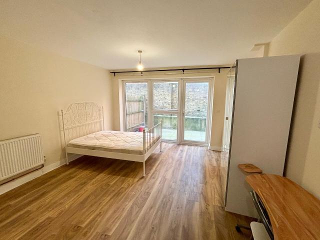 Cambridge Road, Hanwell W7, Studio to rent, £1,300 pcm | PrimeLocation