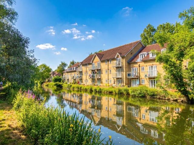 Cambridge Road, Harlow, CM20 2 bed apartment to rent £1,350 pcm £312 pw