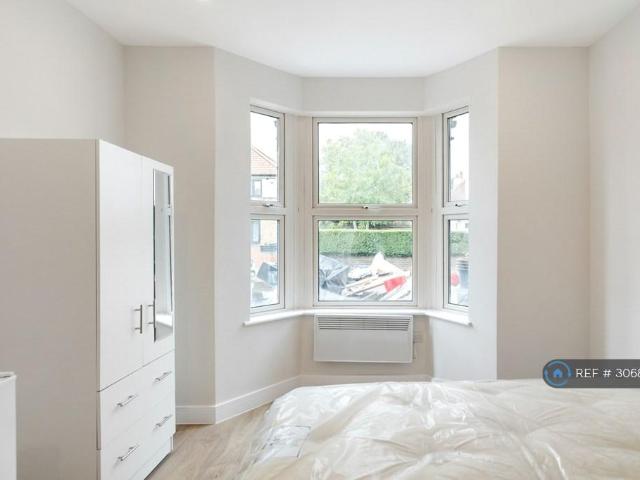 Cambridge Road, Hounslow, TW4 Studio to rent £995 pcm £230 pw
