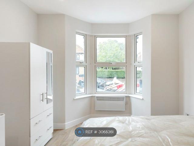 Cambridge Road, Hounslow TW4, Studio to rent, £995 pcm | PrimeLocation