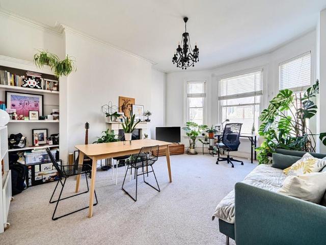 Cambridge Road, Hove, East Sussex, BN3 1 bed flat to rent £1,400 pcm £323 pw