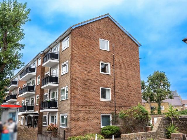 Cambridge Road, Kingston Upon Thames 2 bed flat to rent £1,900 pcm £438 pw