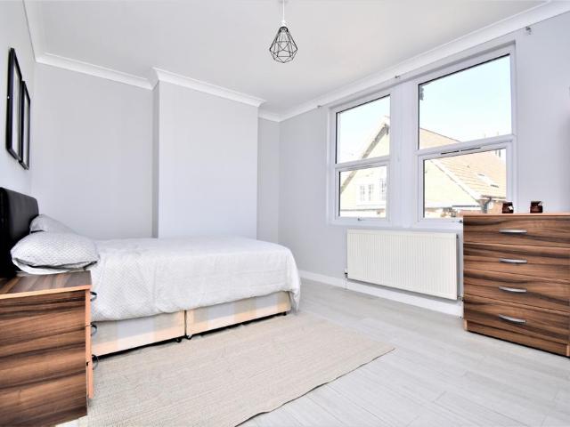Cambridge Road Rochester ME2 1 bed in a house share to rent £690 pcm £159 pw